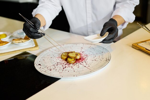 Kucharz przygotowujący potrawę